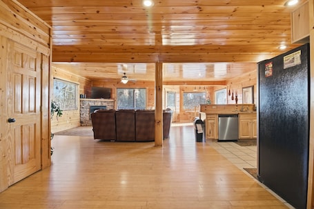 特色小屋, 4 间卧室, 热水浴缸, 山腰 | 客厅 | 45-英寸智能电视(配备数码频道)