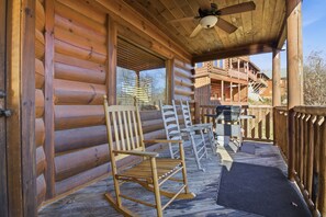 BBQ/picnic area - Just For Fun (Sevierville)