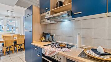 Coffee/tea maker, fridge, microwave, oven