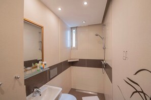 シャワー、ヘアドライヤー、タオル