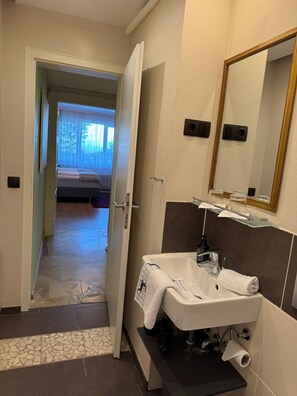 Shower, hair dryer, towels - Baden-Chalet – Cozy Apartment Retreat in Bühl (Bühl)