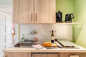 Cafetera o tetera, frigorífico, microondas y horno