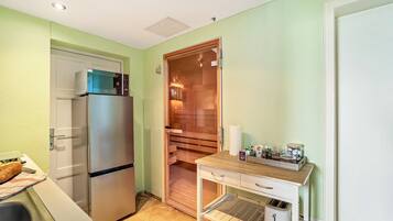 Cafetera y tetera, refrigerador, microondas y horno