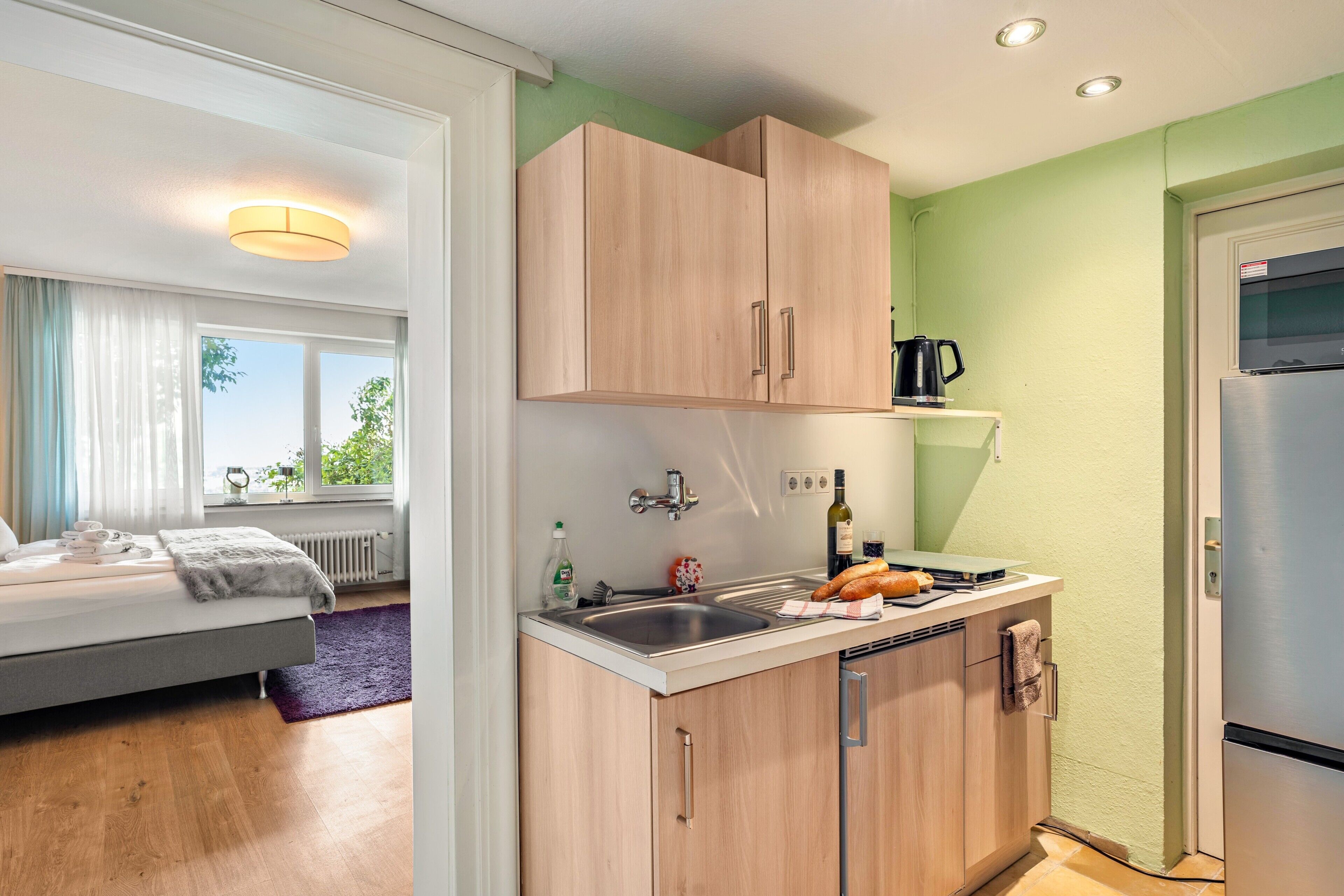 Wasserkocher mit Kaffee-/Teezubehör, Kühlschrank, Mikrowelle, Ofen