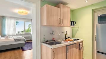 Wasserkocher mit Kaffee-/Teezubehör, Kühlschrank, Mikrowelle, Ofen