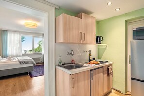 Wasserkocher mit Kaffee-/Teezubehör, Kühlschrank, Mikrowelle, Ofen