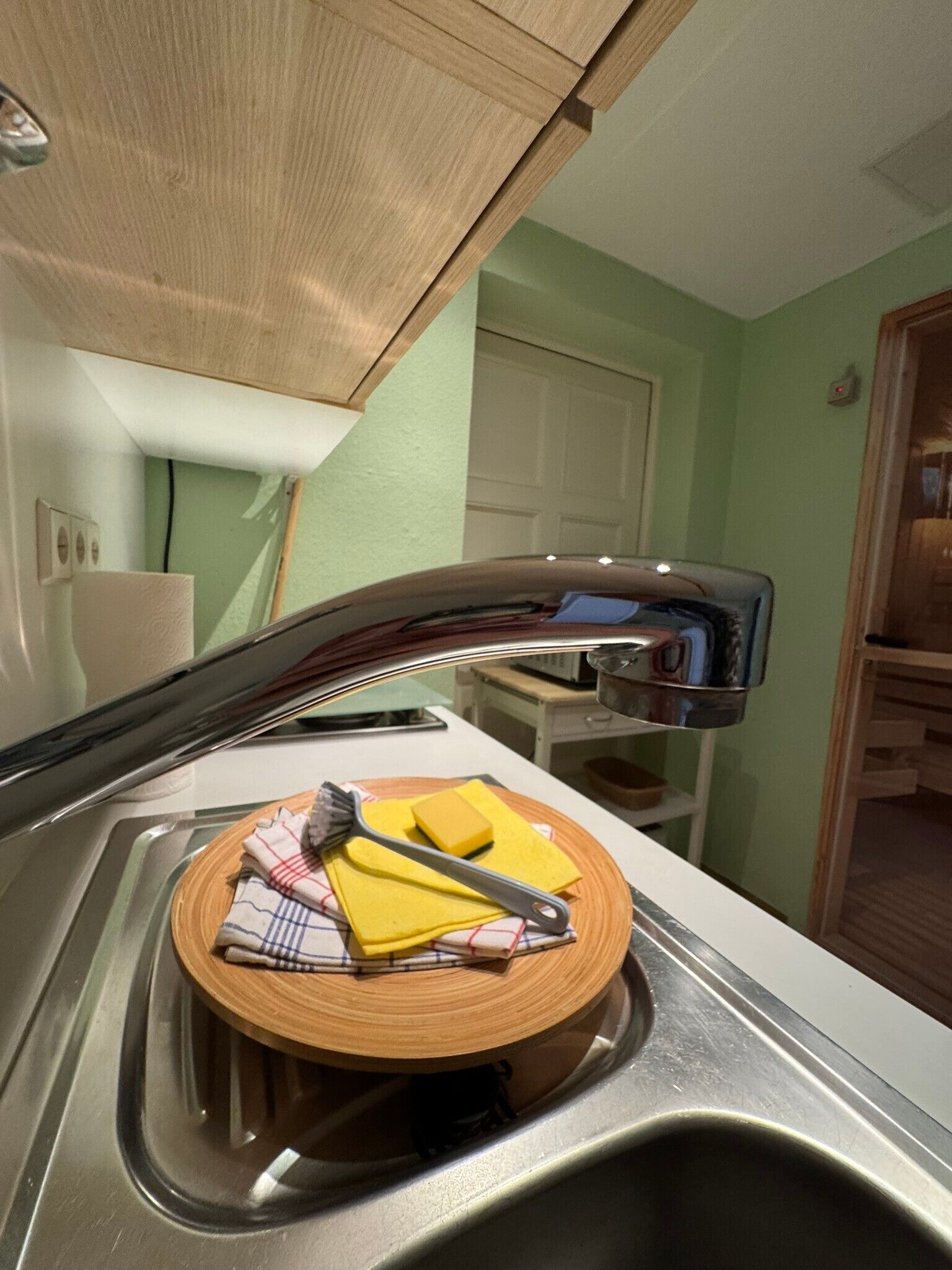 Jääkaappi, mikroaaltouuni, uuni, liesi