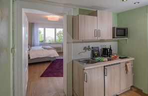 Kühlschrank, Ofen, Herdplatte, Wasserkocher mit Kaffee-/Teezubehör