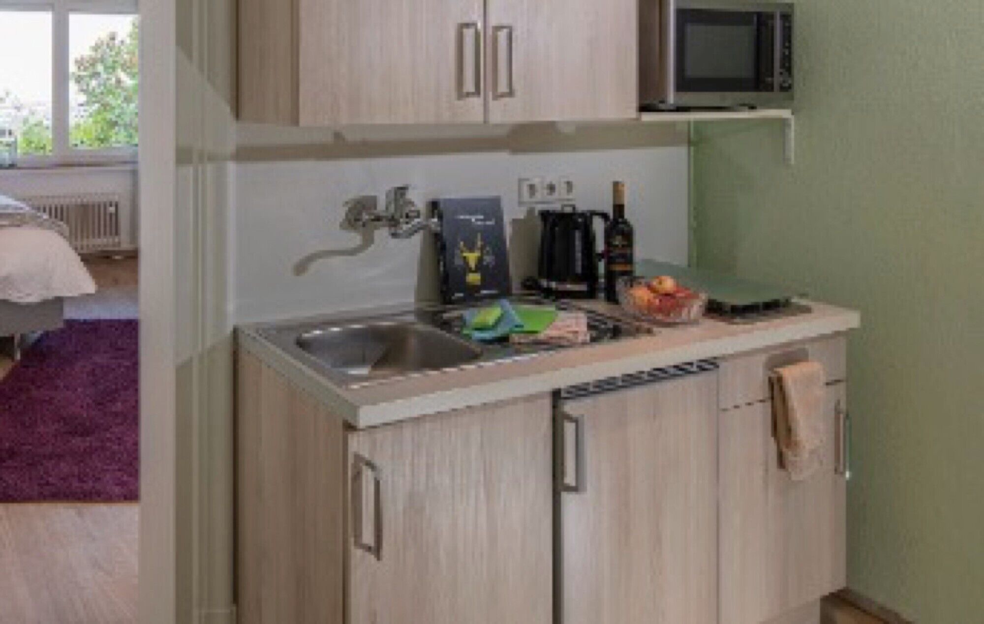 Kühlschrank, Ofen, Herdplatte, Wasserkocher mit Kaffee-/Teezubehör