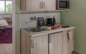 Kühlschrank, Ofen, Herdplatte, Wasserkocher mit Kaffee-/Teezubehör