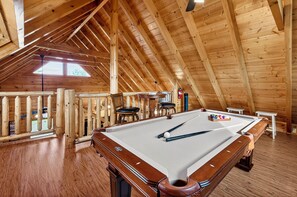 Game room - King Bed, Gated Resort, Scenic View, Pool, Hot Tub (Sevierville)