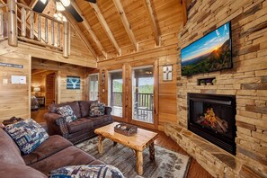 Smart TV, fireplace - King Bed, Gated Resort, Scenic View, Pool, Hot Tub (Sevierville)