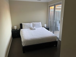 Iron/ironing board, WiFi, bed sheets - Tasha's House in Andrews Farm (Andrews Farm)