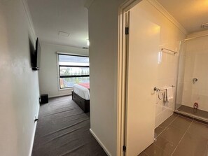 2 bedrooms, iron/ironing board, WiFi, bed sheets - Tasha's Apartment in St Clair (Saint Clair)