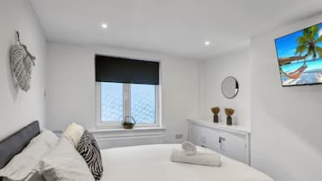 4 bedrooms, iron/ironing board, internet, bed sheets