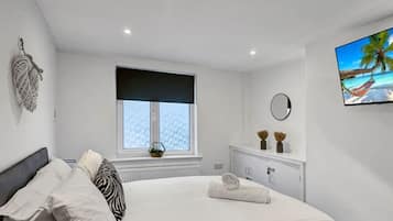 4 bedrooms, iron/ironing board, Internet, bed sheets