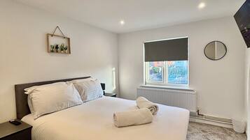 4 habitaciones, tabla de planchar con plancha, internet y ropa de cama