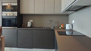 Eine moderne Küche mit integrierten Geräten, einer großen Kochinsel und einem eleganten Design.