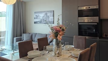 Penthouse, quang cảnh resort | Khu vực ăn uống tại phòng