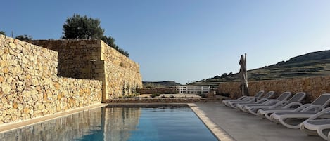 Een binnenzwembad, een buitenzwembad