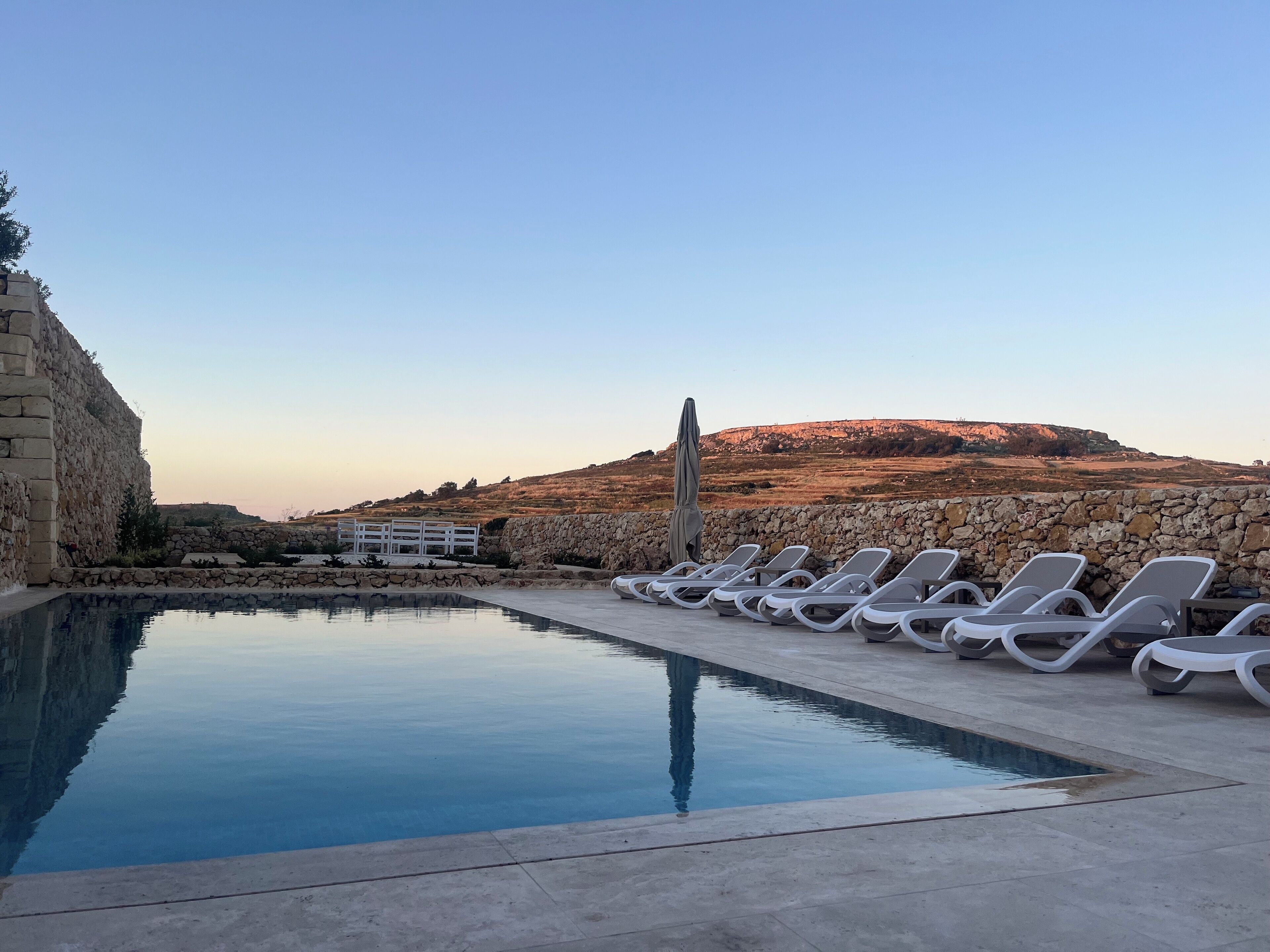 Una piscina techada, una piscina al aire libre