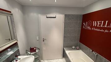 シャワー、ヘアドライヤー、タオル