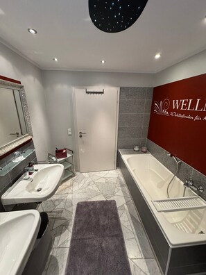 Shower, hair dryer, towels - Baden Chalet Apartment House with Panoramic Views of the Rhine Valley – Near Baden-Baden & Black Forest (Bühl)