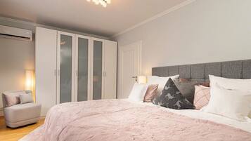 4 bedrooms, iron/ironing board, WiFi, bed sheets