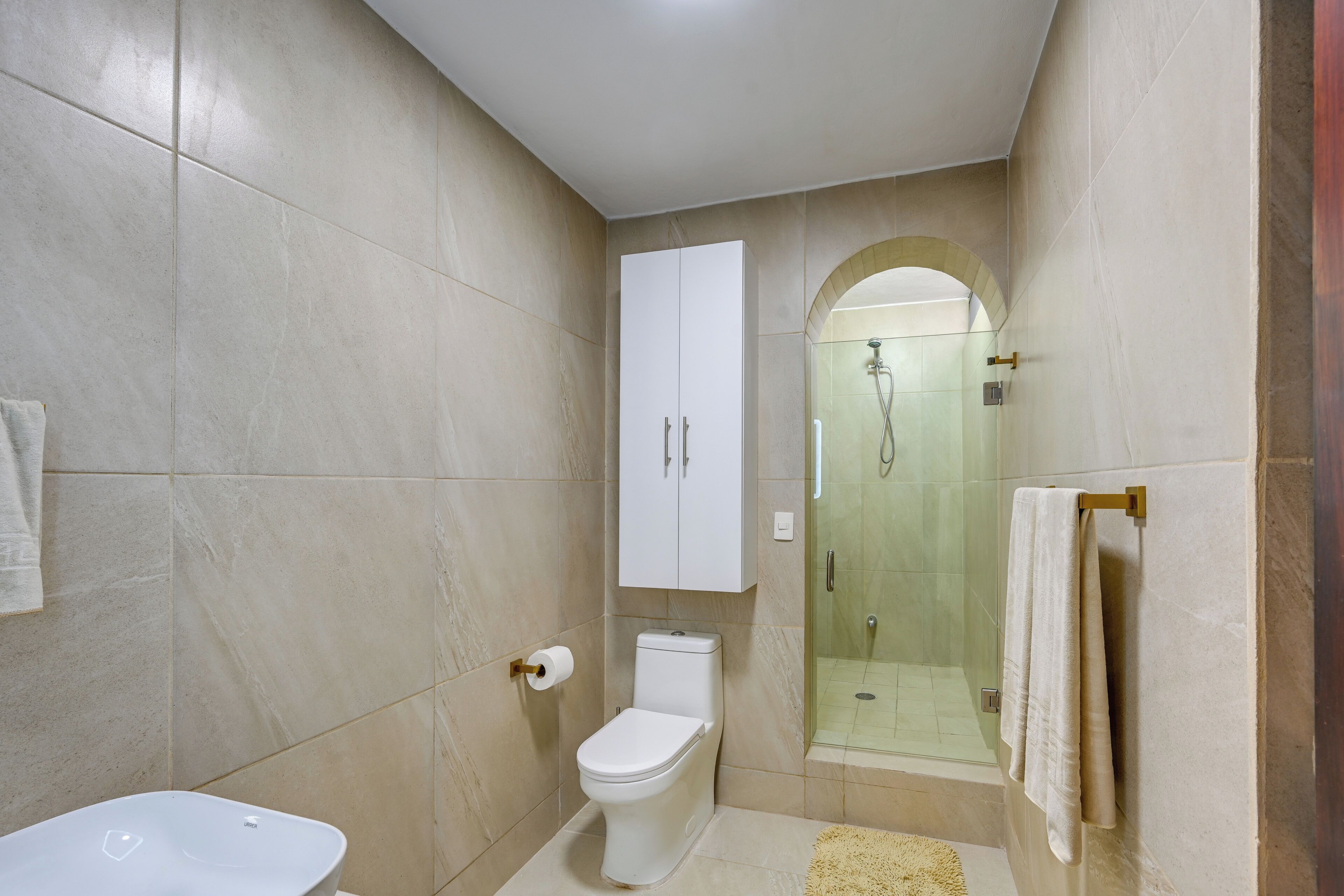 A bathroom with a toilet, a shower enclosure, and a bathtub.