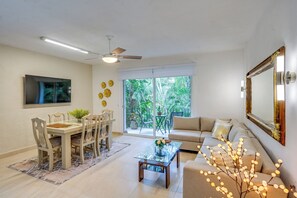 Apartment (2 Bedrooms) | Front of property - 1 Block to Playa Los Tules, Pool Access! Lush Unit (Puerto Vallarta)