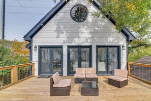 Front of property - 1 Mi to Rice! Pet-friendly, Modern Apt in Houston (Houston)