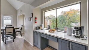 Unclassified image, 2 of 28, button - 1 Mi to Rice! Pet-friendly, Modern Apt in Houston (Houston)