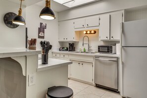 Interior - Summer-ready Old Town Condo w/ Pool & Patio Access (Scottsdale)