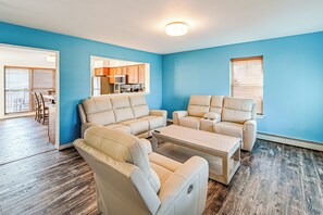 Interior - 1 Mi to Atlantic City Beach! Family Gem w/ 2 Decks (Atlantic City)