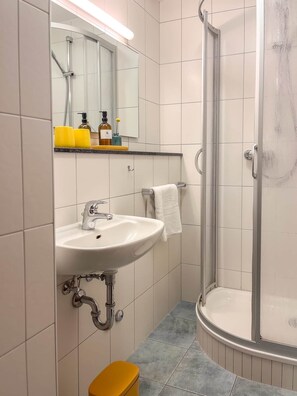 Dusj, miljøvennlige toalettsaker, hårføner og håndklær