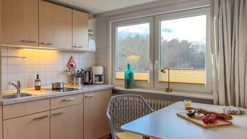 Fridge, stovetop, coffee/tea maker, electric kettle