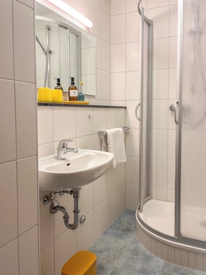 Shower, eco-friendly toiletries, hair dryer, towels - Eldorado Leew (Norddorf)