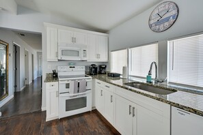 Interior - Newly Remodeled Home 1 Mi to Dtwn New Port Richey (New Port Richey)