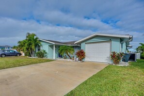 House (3 Bedrooms) | Interior - 4 Mi to Beach! Waterfront New Port Richey Retreat (New Port Richey)