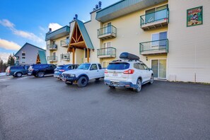 Un hôtel à plusieurs étages doté d’un parking.