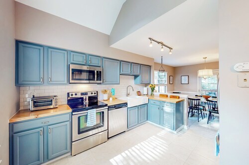 3BR Dog-friendly Retreat w/ Fireplace & Patio