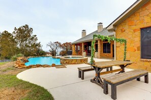 A stone house with a swimming pool, outdoor seating, and a hot tub. - 3 Mi to Lake! Belton Getaway w/ Outdoor Kitchen (Belton)