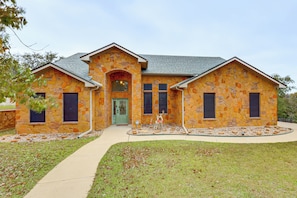 Interior - 3 Mi to Lake! Belton Getaway w/ Outdoor Kitchen (Belton)