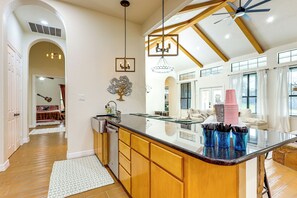 Interior - 3 Mi to Lake! Belton Getaway w/ Outdoor Kitchen (Belton)