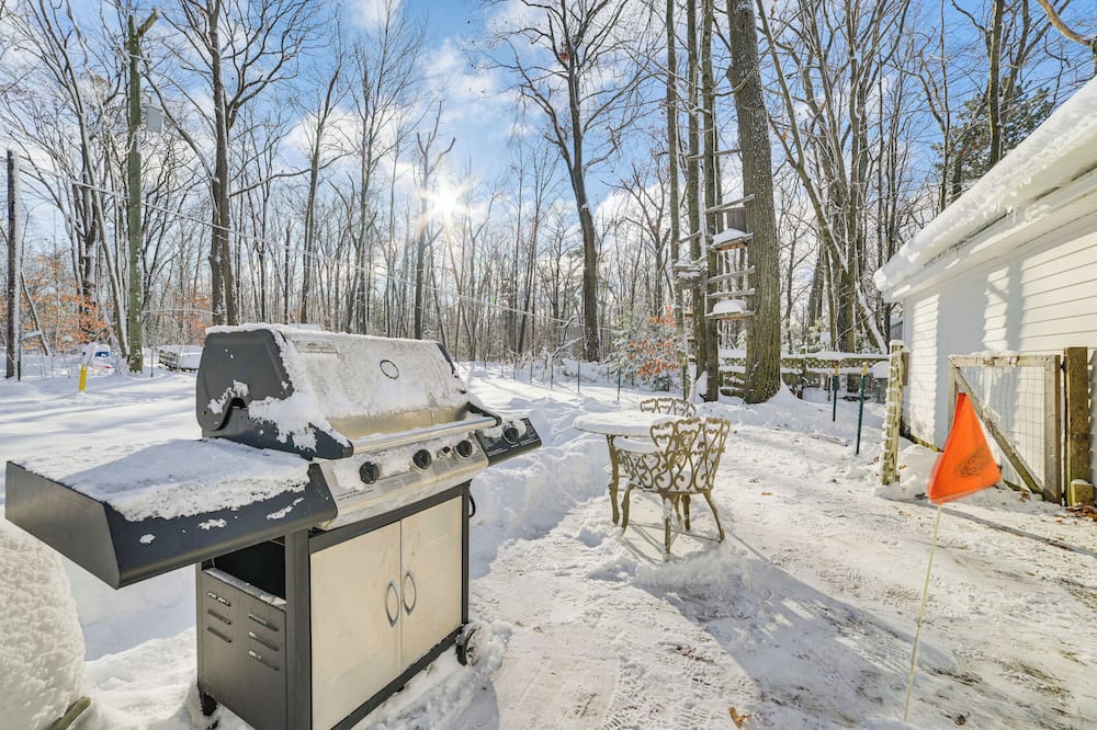 1 Mi to Otsego Lake: All-season Family Home