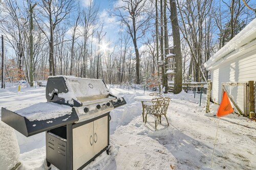 1 Mi to Otsego Lake: All-season Family Home