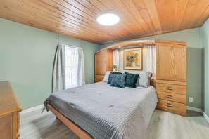 Interior - 1 Mi to Otsego Lake: All-season Family Home (Gaylord)