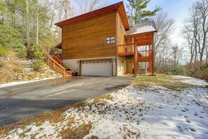 Interior - Mtn-view Deck, Game Room! Spacious Elk Park Lodge (Elk Park)