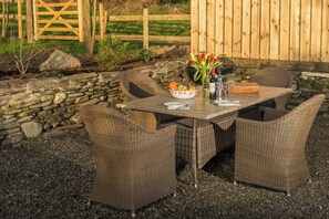 Outdoor dining - Millers Cottage (Newcastle Emlyn)