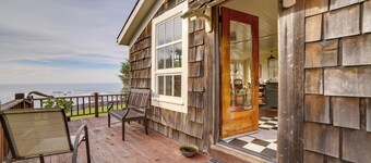 Rustic Oceanfront Mendocino Coast Cottage w/ Deck!